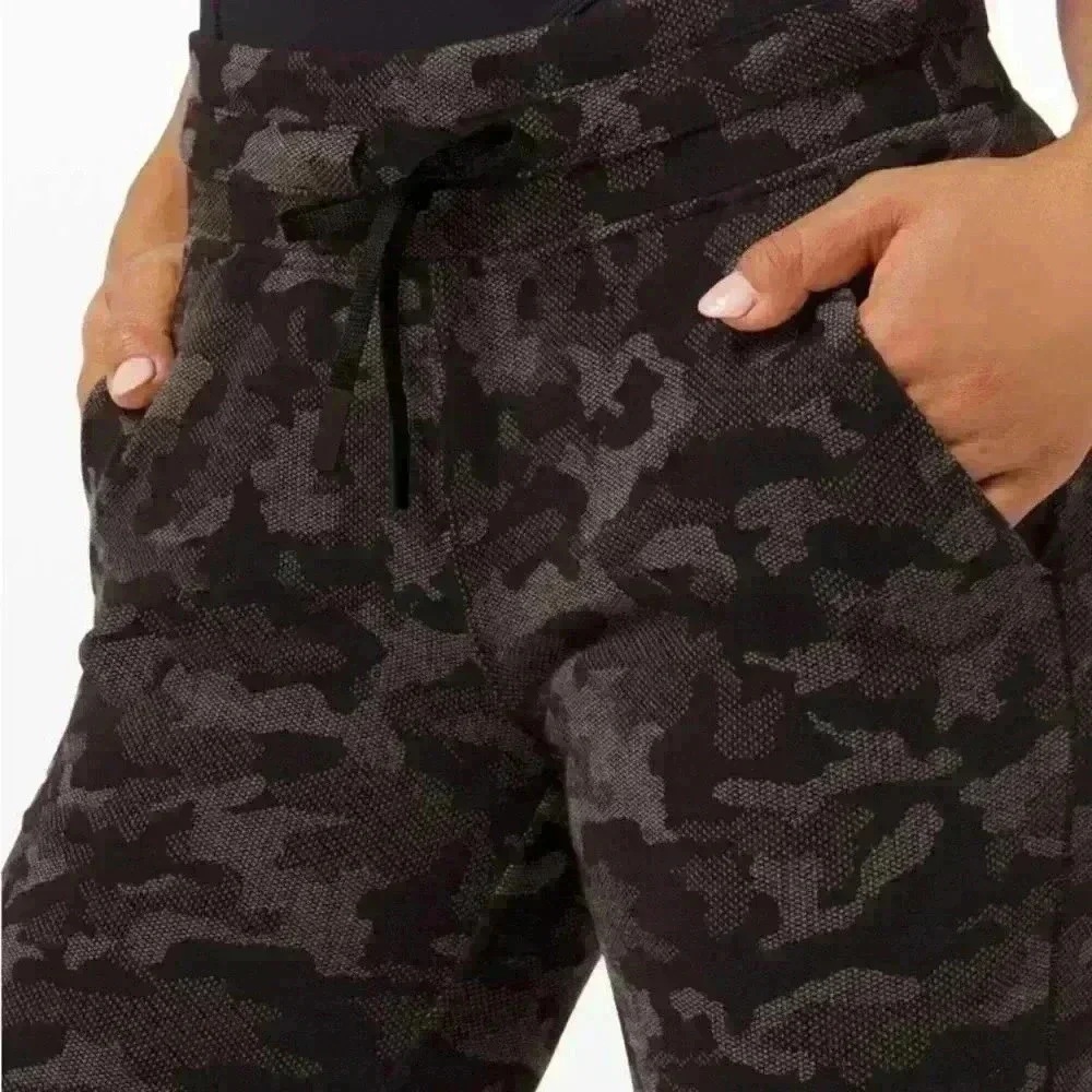 Lululemon camo joggers size 2 - Picture 3 of 6